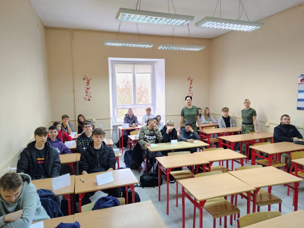 Klasa 1TLM na szkoleniu z Placówką Straży Granicznej w Tuplicach - zdjęcie 1