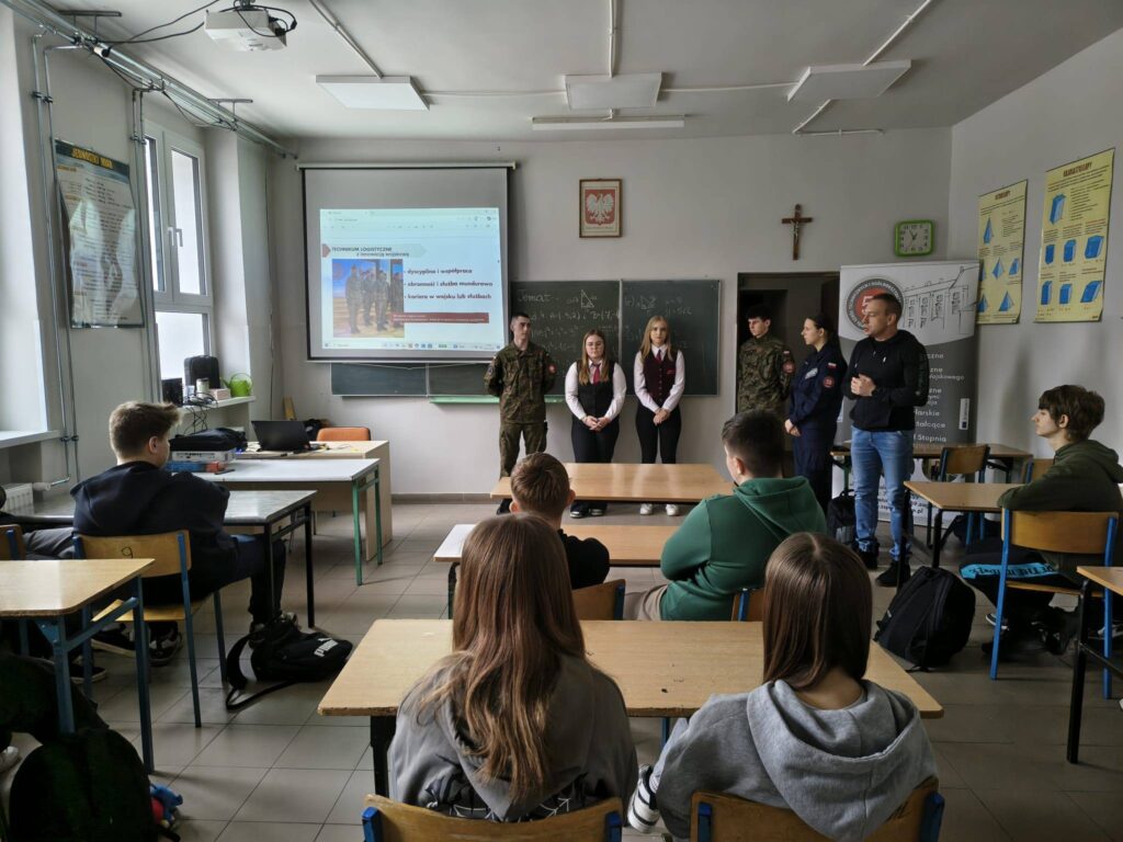 DZIEŃ PEŁEN PASJI I ZAWODOWYCH MOŻLIWOŚCI W SP W BRZEŹNICY - ZDJĘCIE 1