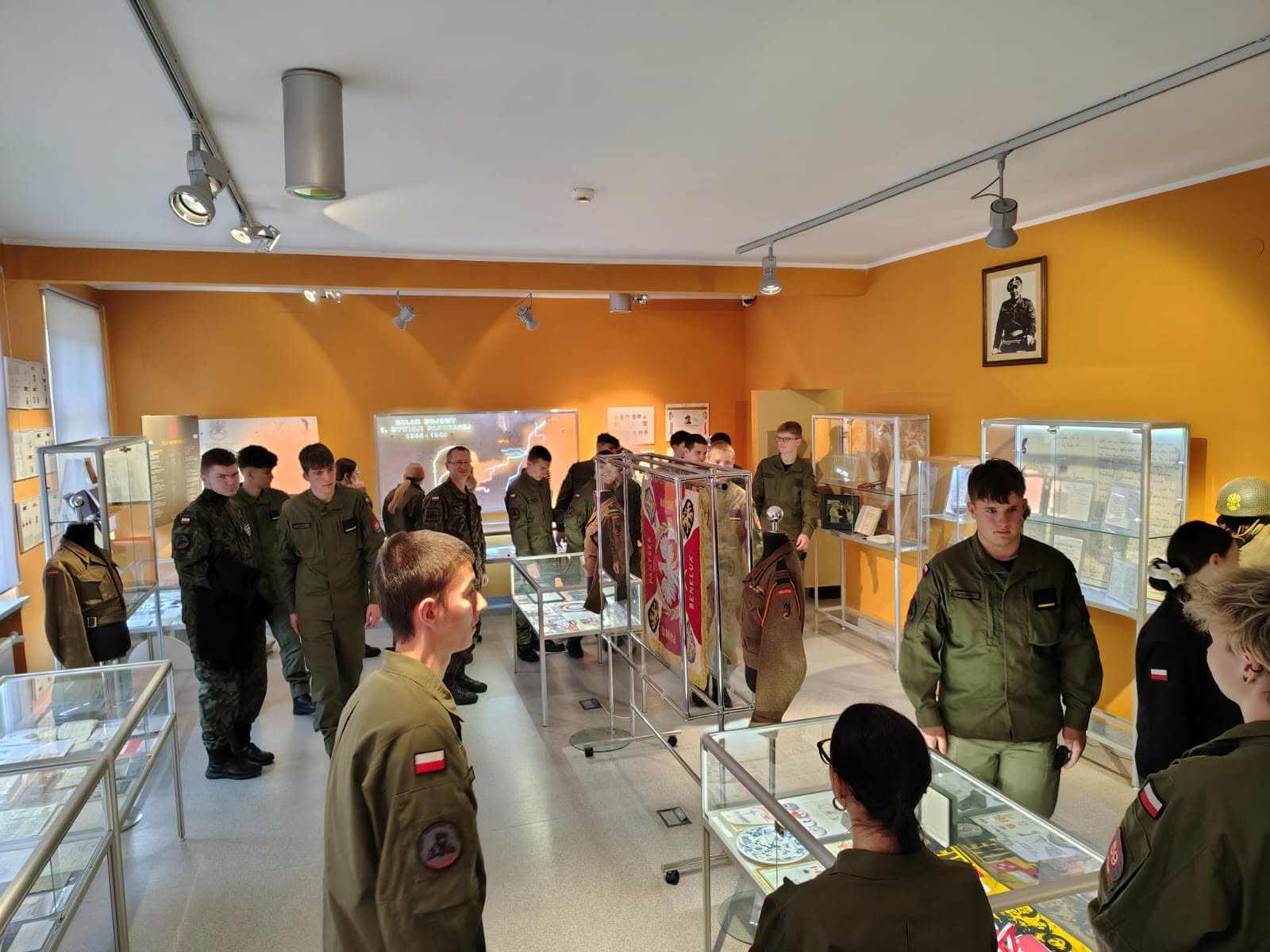 Wizyta w Sali Tradycji Czarnej Dywizji 11 LDKP - zdjęcie 7