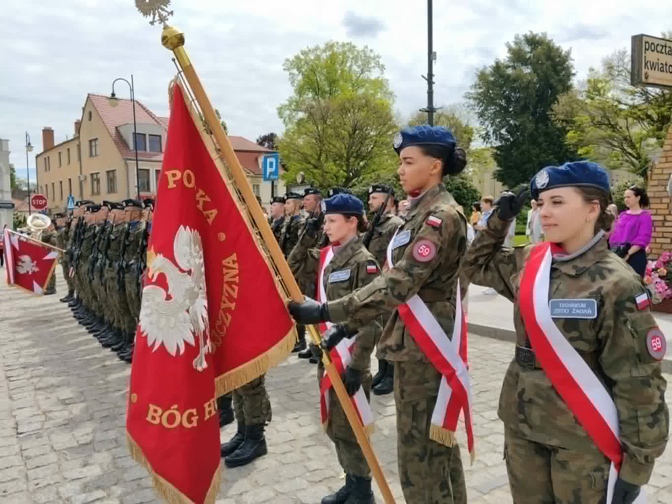 Ślubowanie klas mundurowych – o naszej szkole piszą media - zdjęcie 1