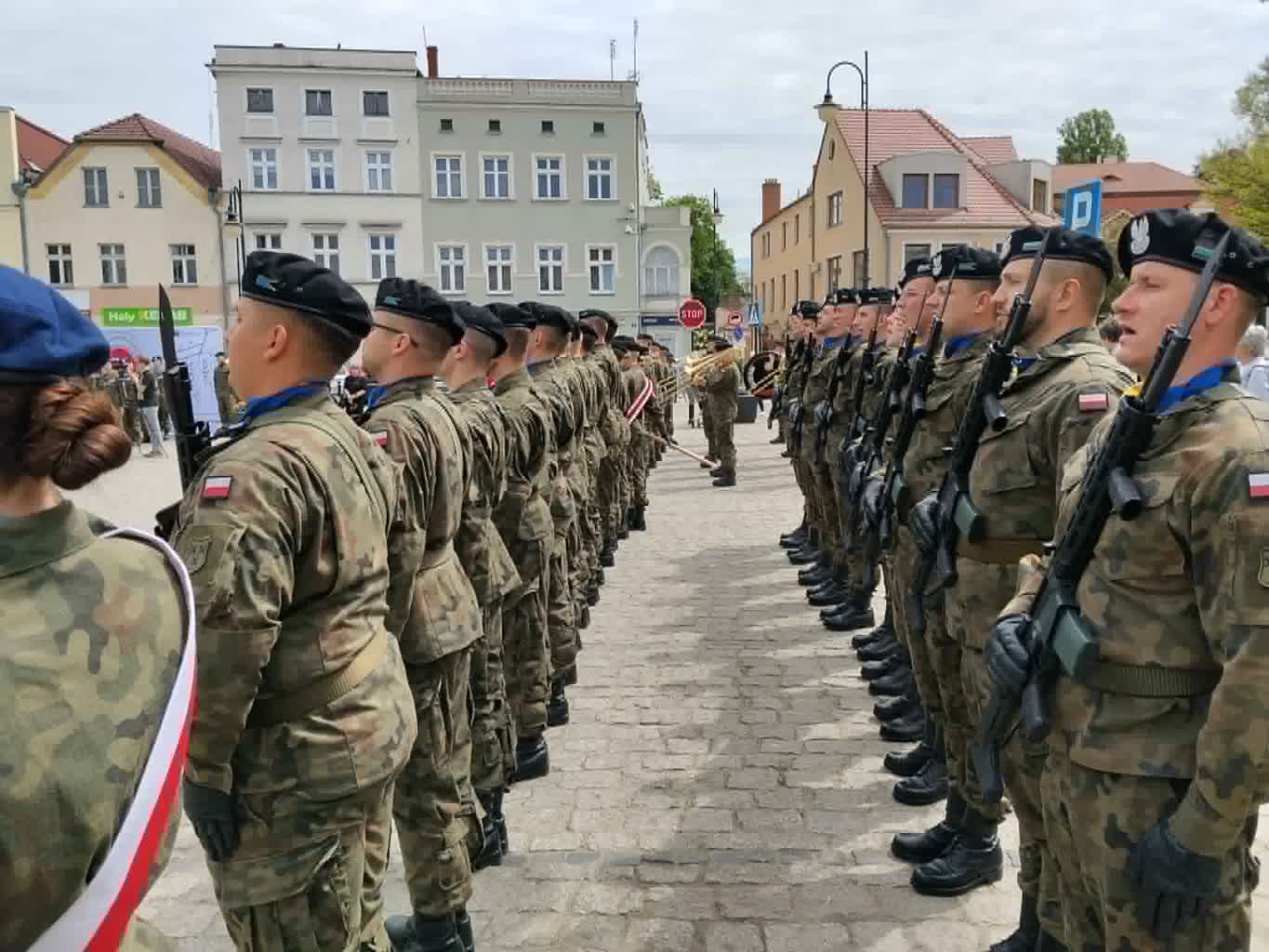 Ślubowanie klas mundurowych – o naszej szkole piszą media - zdjęcie 11