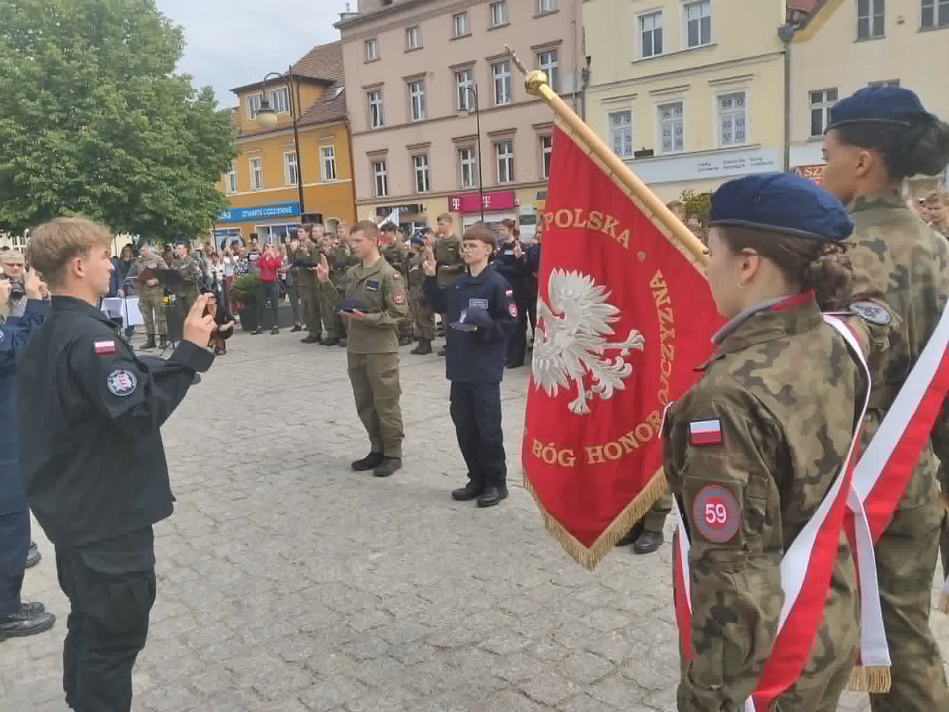 Ślubowanie klas mundurowych – o naszej szkole piszą media - zdjęcie 10