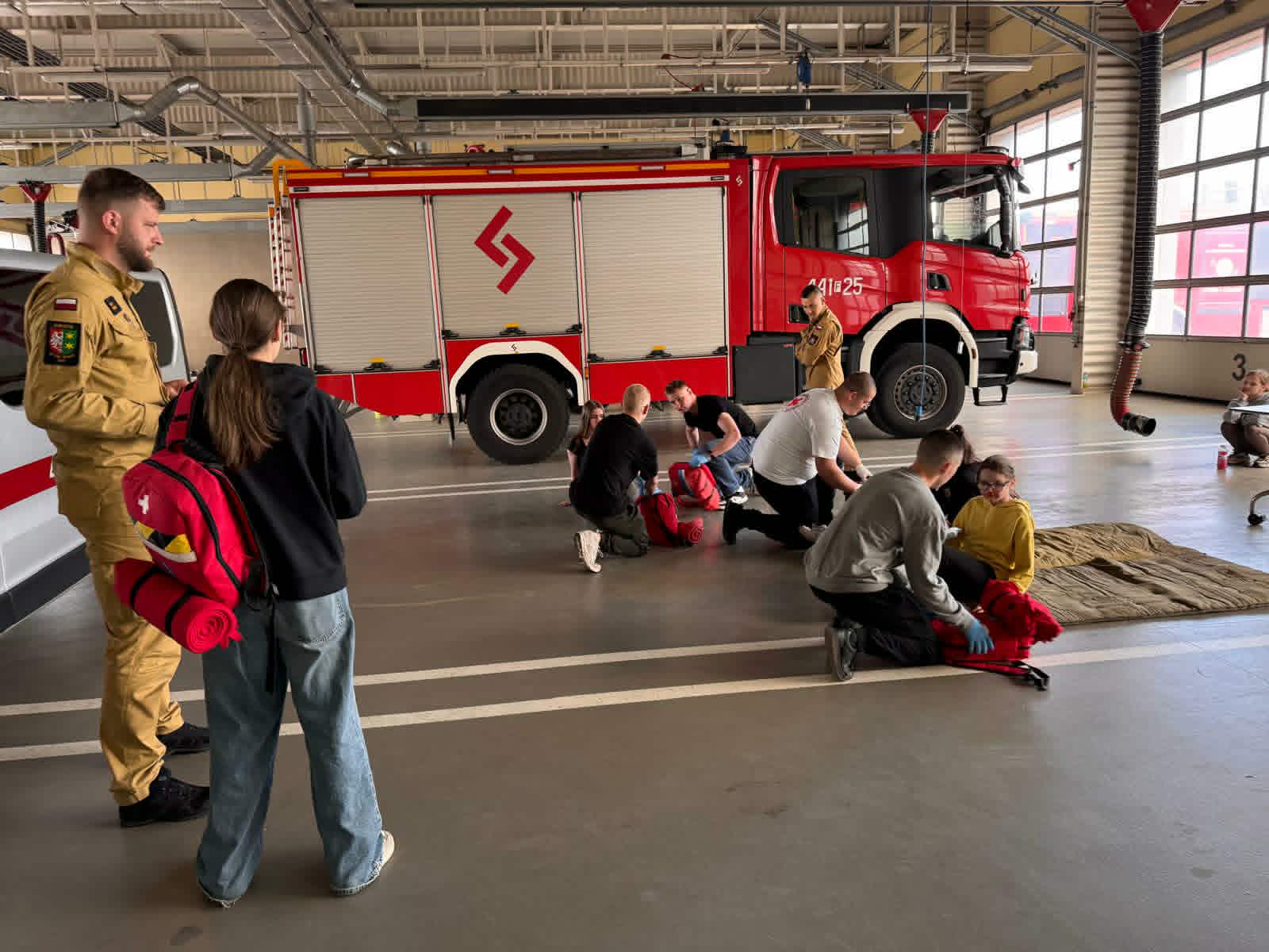 Wielki sukces naszych szkolnych ratowników z "59" - awans do zawodów wojewódzkich - zdjęcie 6