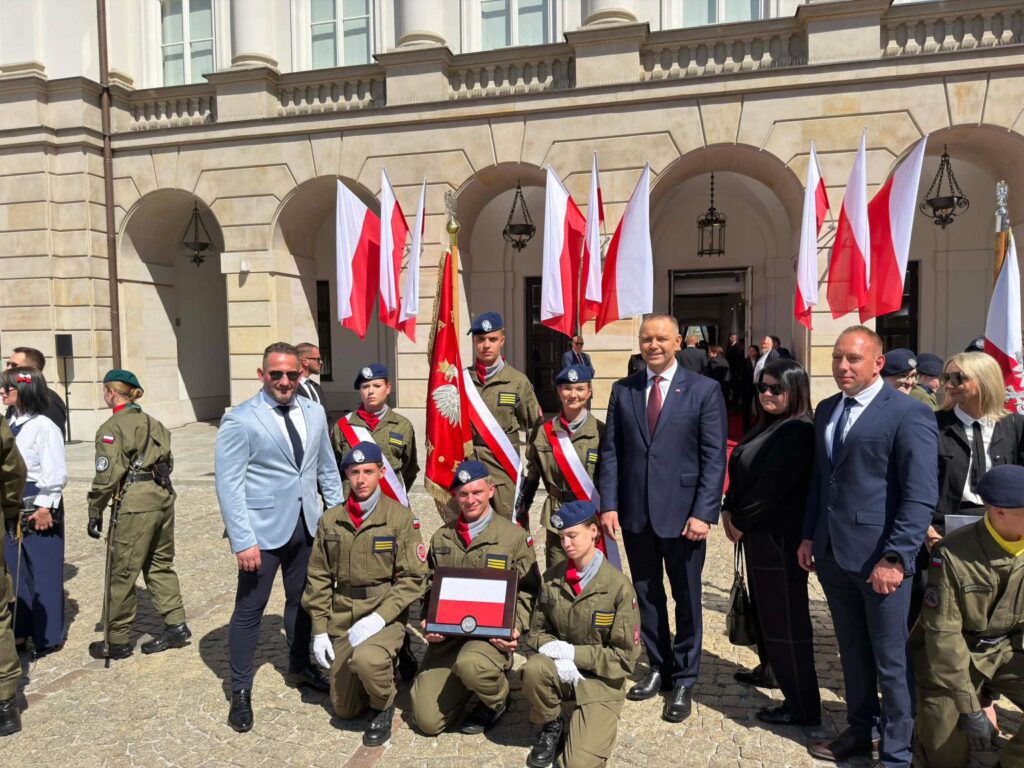 Wielki zaszczyt dla ZSTiO! Odebraliśmy flagę od Prezydenta RP - zdjęcie 2