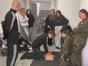 Szkolne PCK pokazuje jak ratować życie! - zdjęcie 8