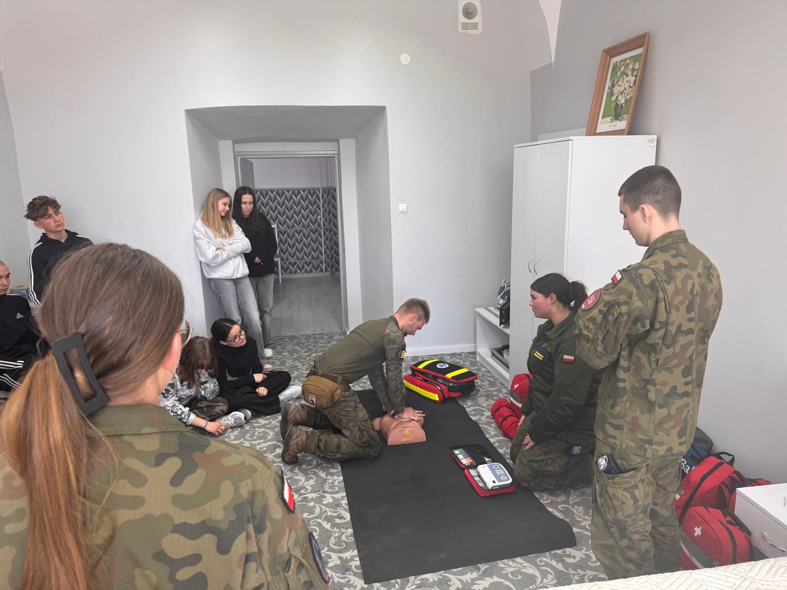 Szkolne PCK pokazuje jak ratować życie! - zdjęcie 10