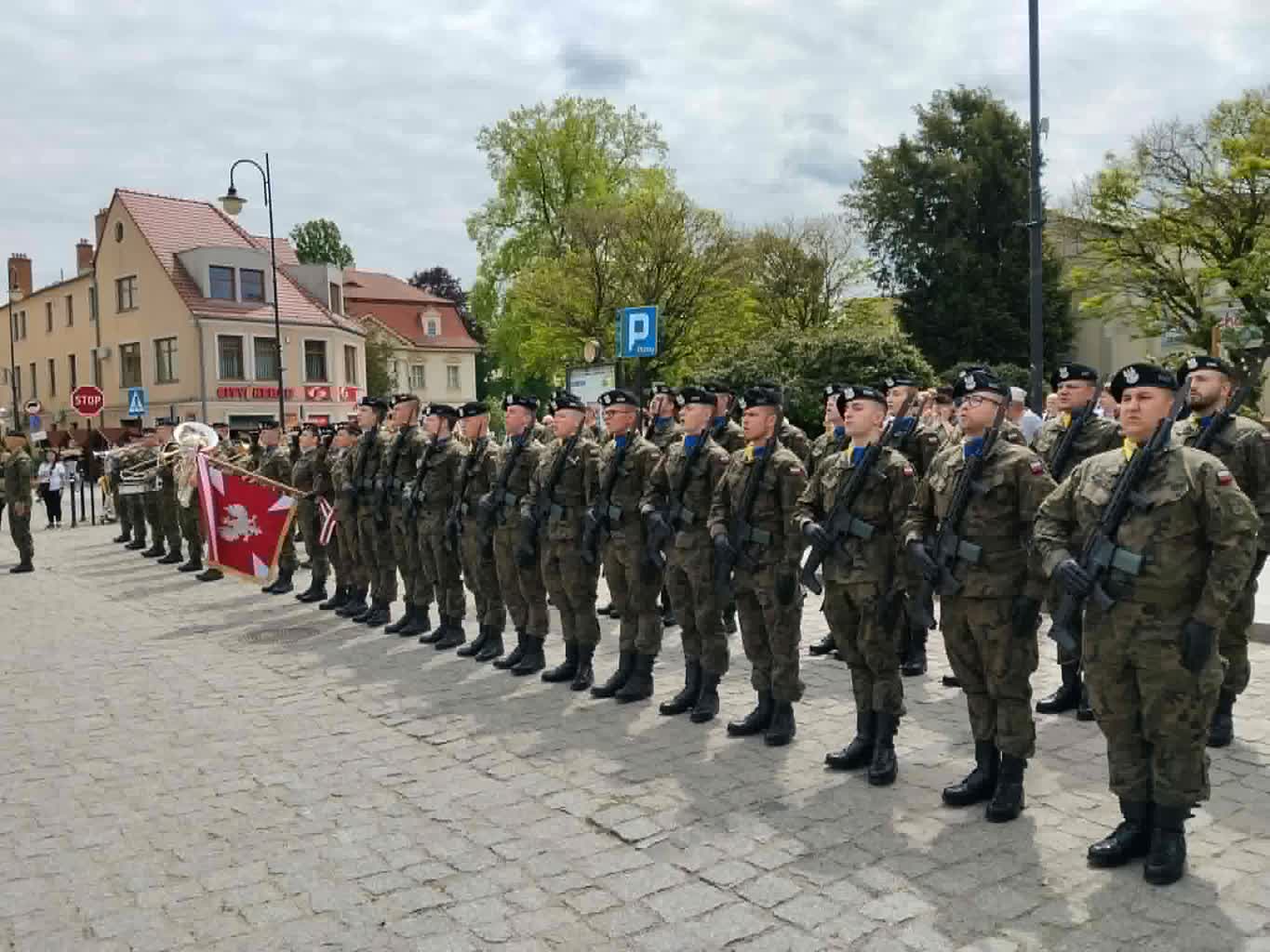 Ślubowanie klas mundurowych – o naszej szkole piszą media - zdjęcie 18