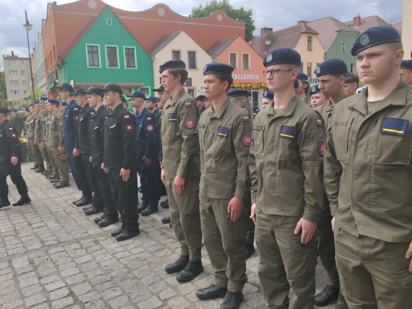 Ślubowanie klas mundurowych – o naszej szkole piszą media - zdjęcie 17